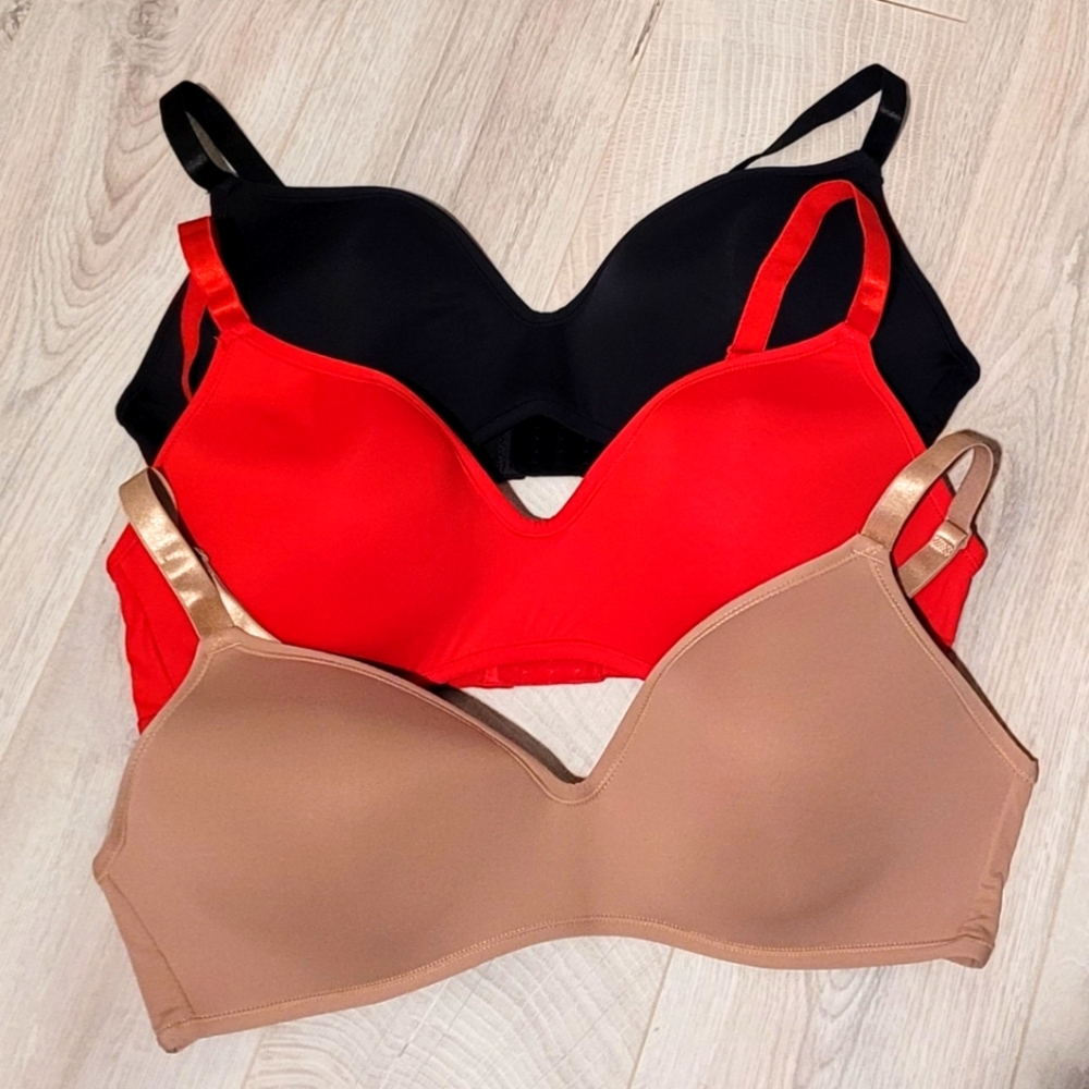 3 wireless bras (2 are new).